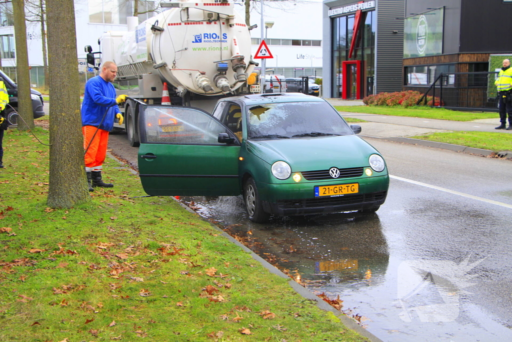 Vrachtwagen van rioolbedrijf blust autobrand
