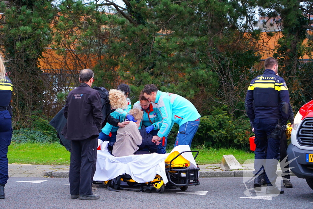 Vrouw op fiets gewond bij aanrijding op bekende kruising