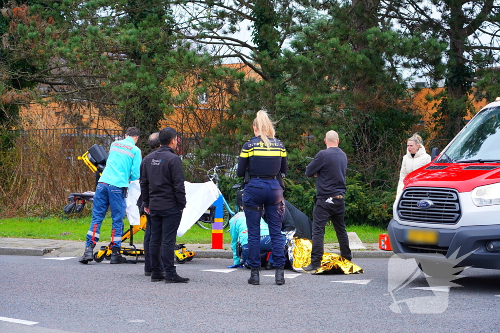 Vrouw op fiets gewond bij aanrijding op bekende kruising