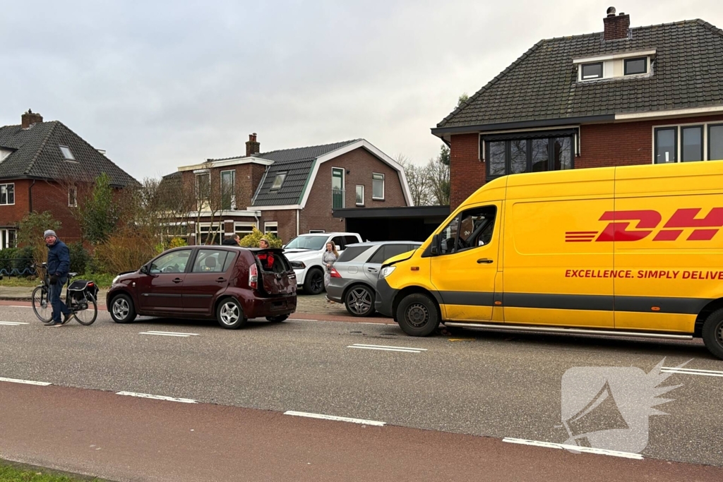 Pakketbezorger botst achterop personenwagen