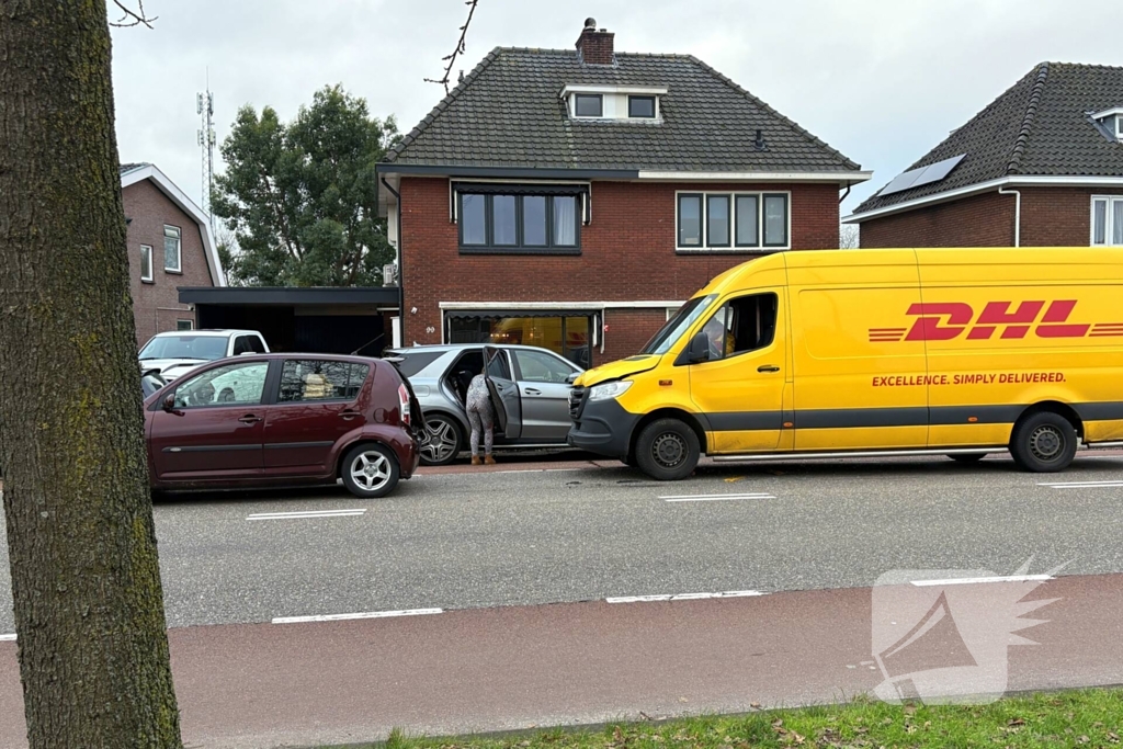 Pakketbezorger botst achterop personenwagen