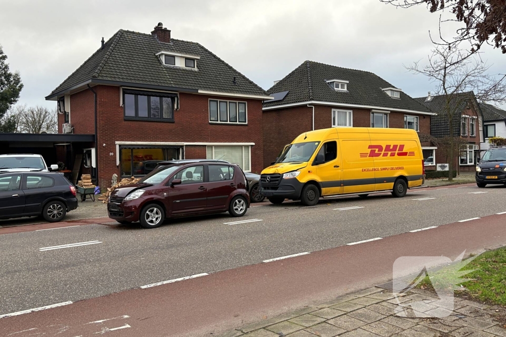 Pakketbezorger botst achterop personenwagen