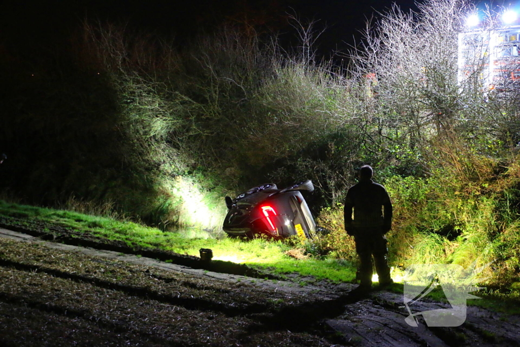 Automobilist schat bocht verkeerd in en raakt te water