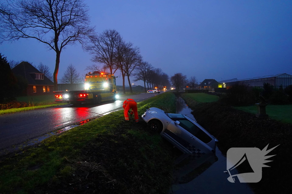 Automobiliste belandt in sloot tijdens keer actie
