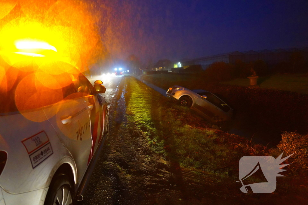 Automobiliste belandt in sloot tijdens keer actie