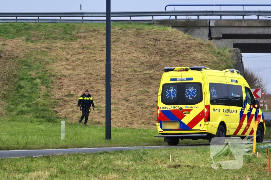 Vrachtwagen weggezakt in berm