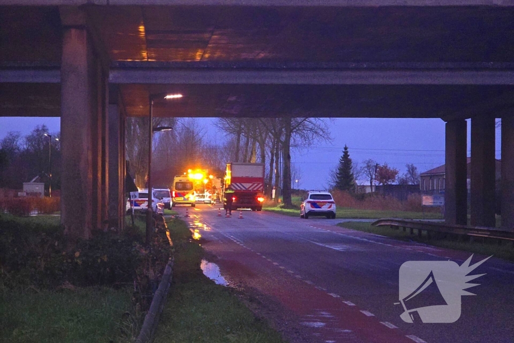 Auto knalt tegen boom, inzittenden ernstig gewond