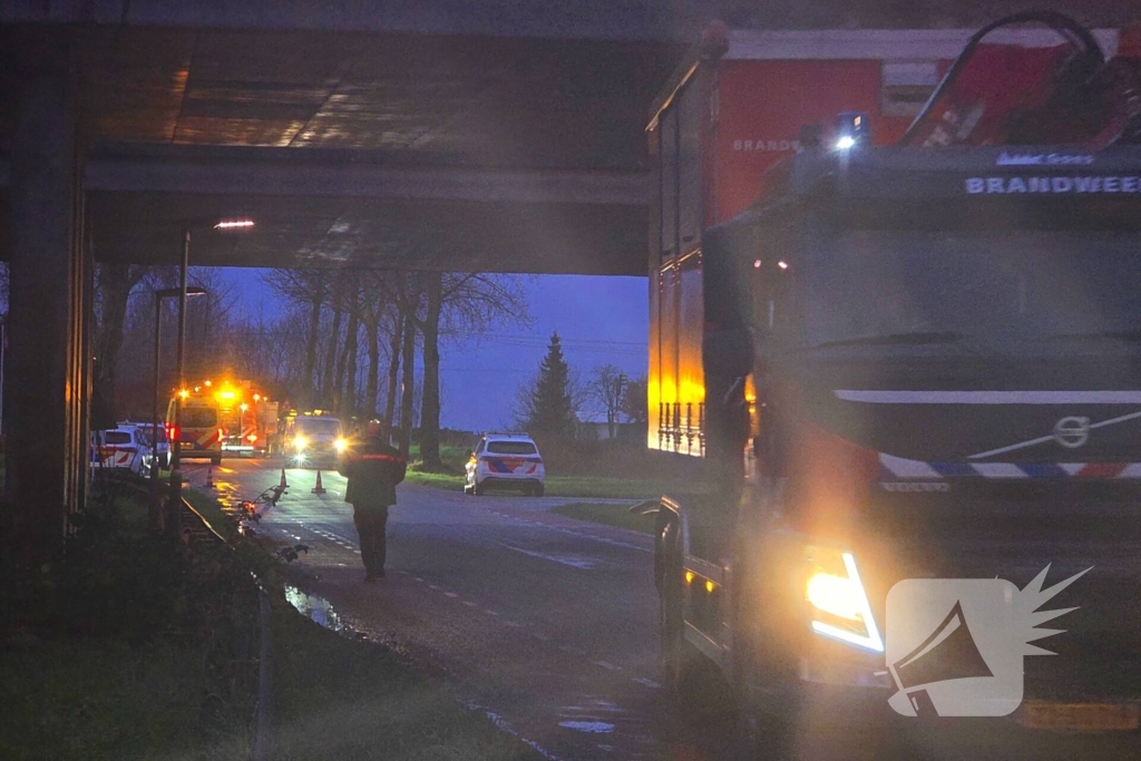 Auto knalt tegen boom, inzittenden ernstig gewond