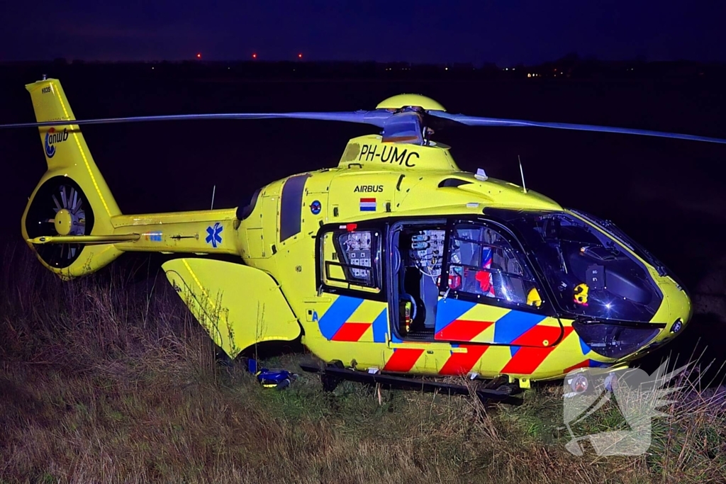 Auto knalt tegen boom, inzittenden ernstig gewond