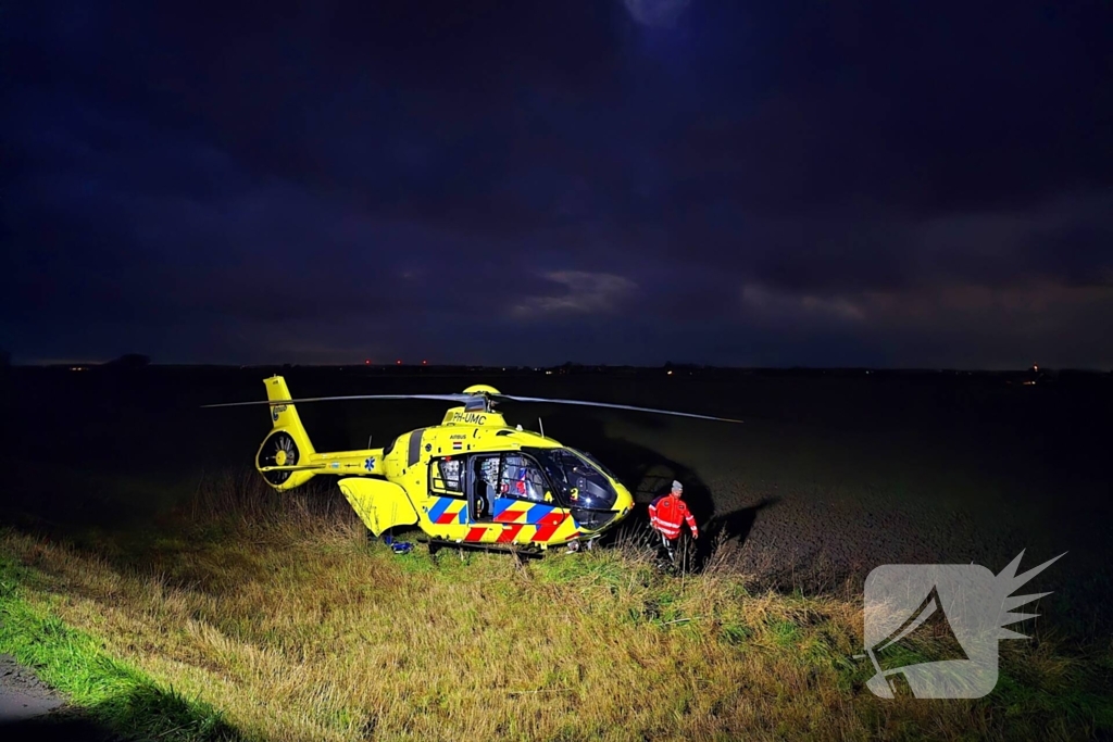 Auto knalt tegen boom, inzittenden ernstig gewond