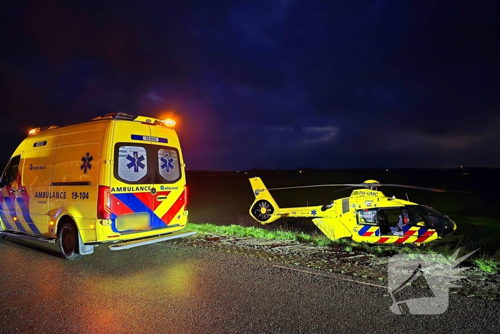 Auto knalt tegen boom, inzittenden ernstig gewond