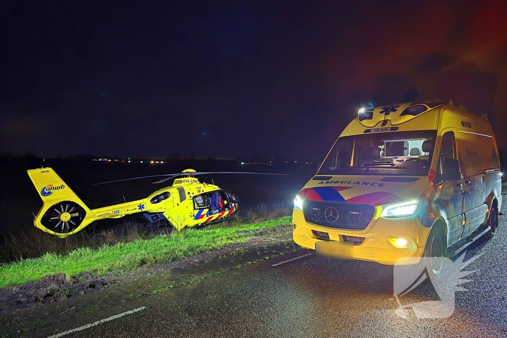 Auto knalt tegen boom, inzittenden ernstig gewond
