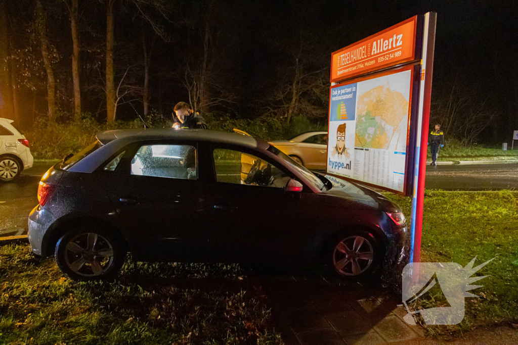 Auto botst op informatiezuil