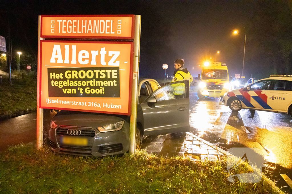 Auto botst op informatiezuil