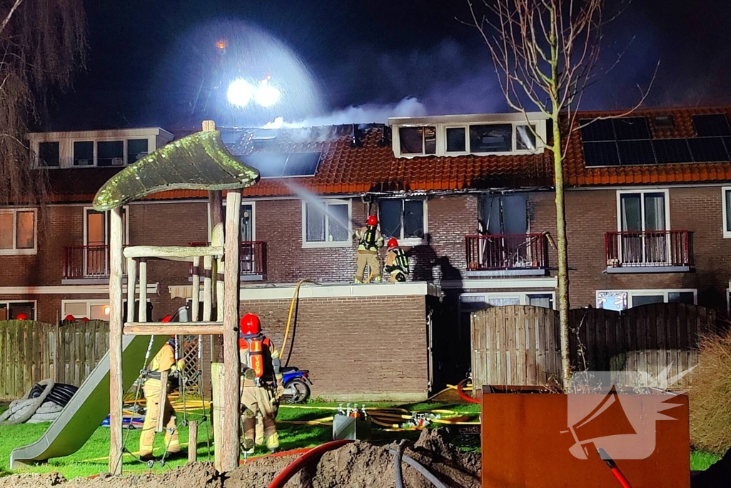Explosie veroorzaakt grote brand in woning