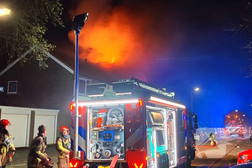 Explosie veroorzaakt grote brand in woning
