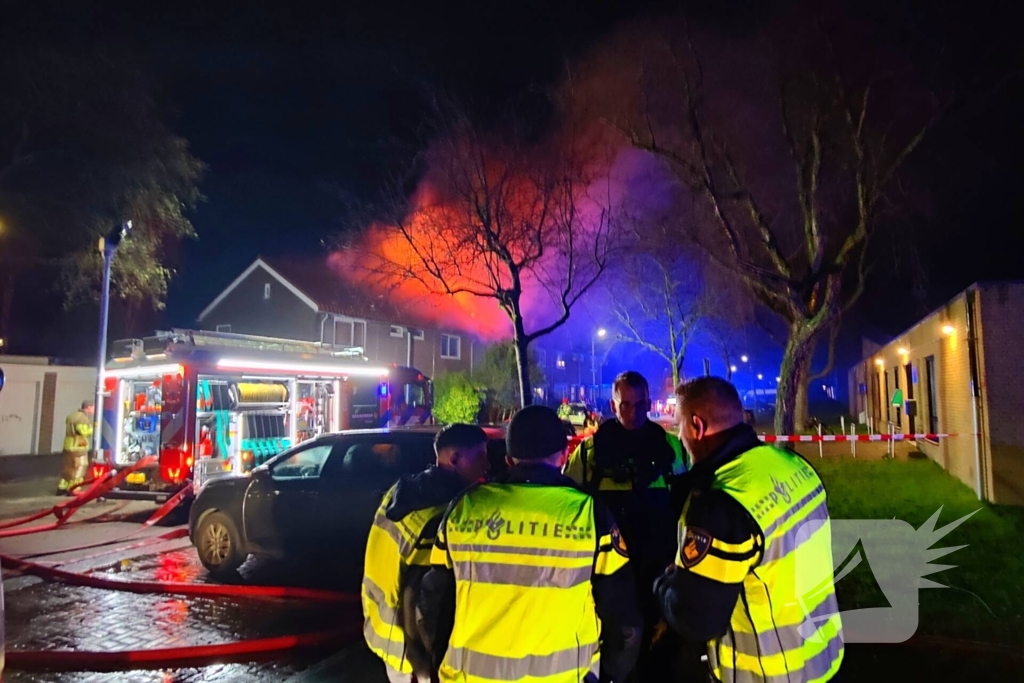 Explosie veroorzaakt grote brand in woning