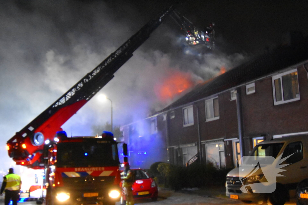 Explosie veroorzaakt grote brand in woning