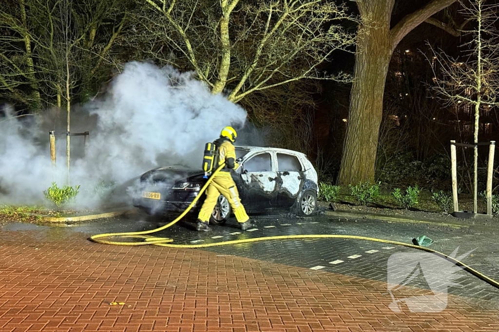 Auto volledig uitgebrand op parkeerplaats