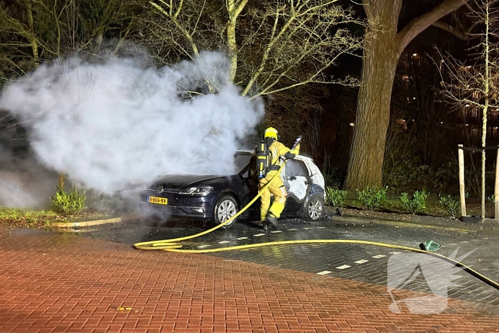 Auto volledig uitgebrand op parkeerplaats