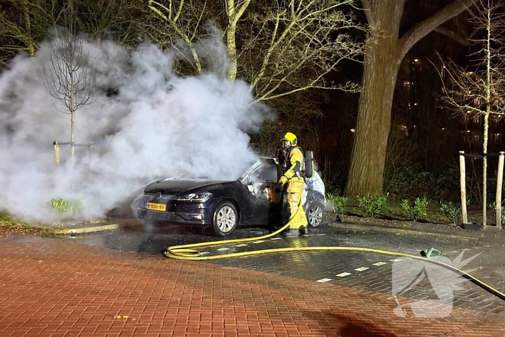 Auto volledig uitgebrand op parkeerplaats