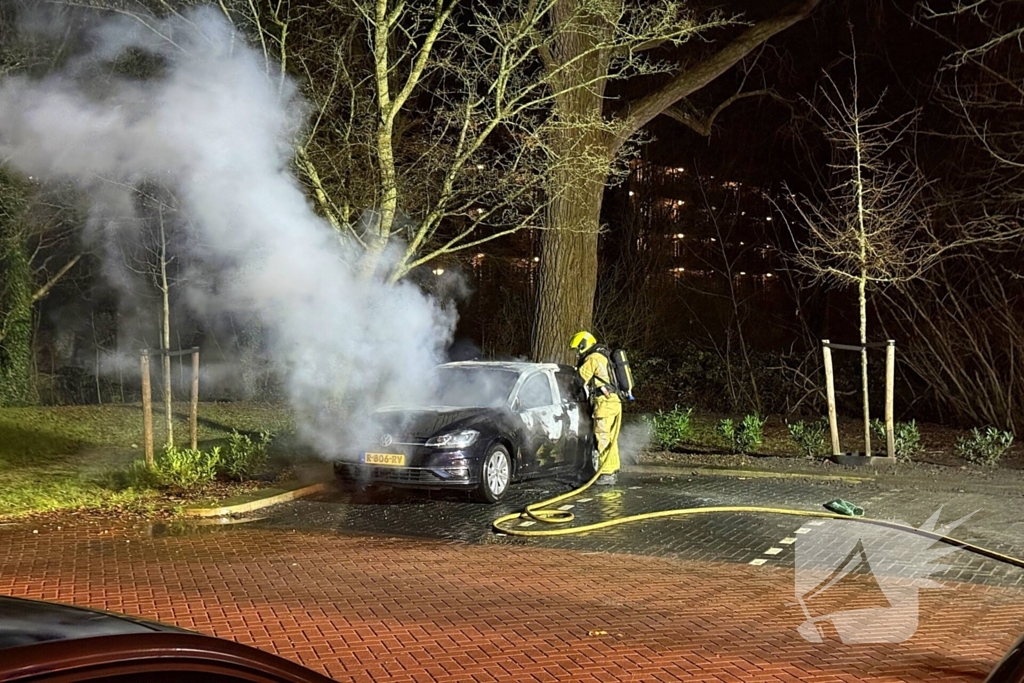 Auto volledig uitgebrand op parkeerplaats