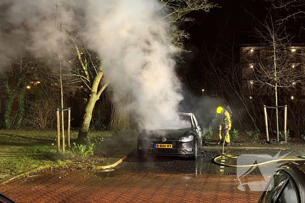 Auto volledig uitgebrand op parkeerplaats