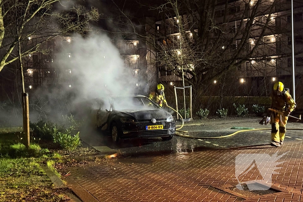 Auto volledig uitgebrand op parkeerplaats