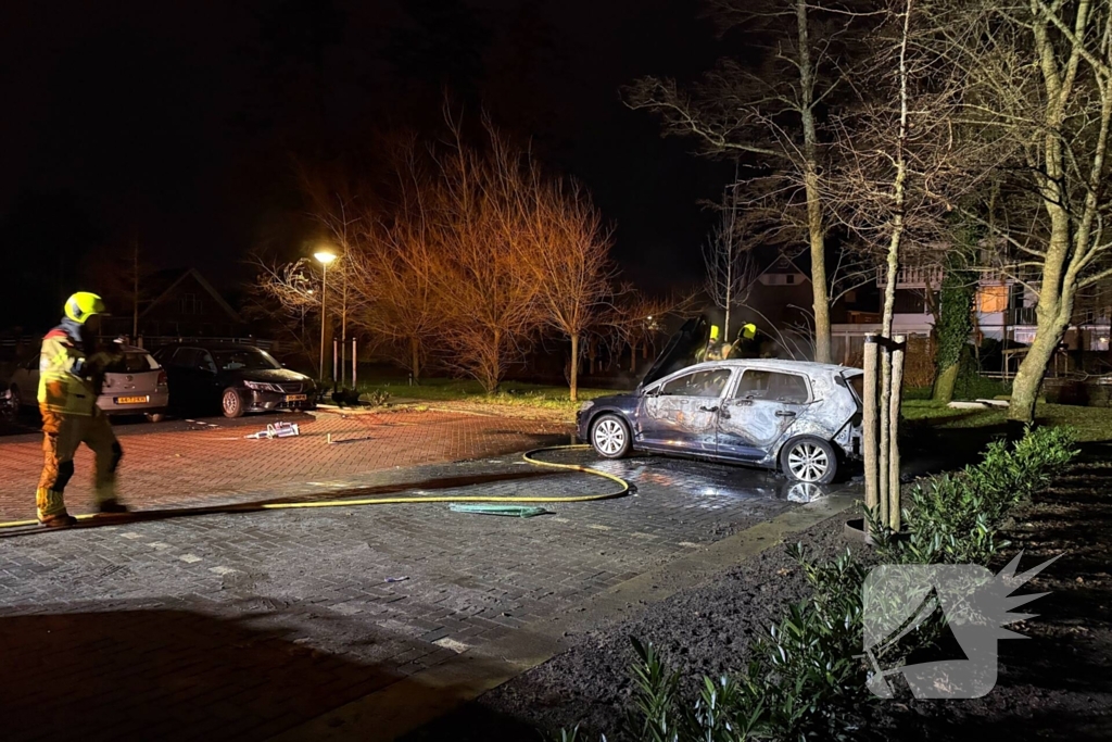Auto volledig uitgebrand op parkeerplaats