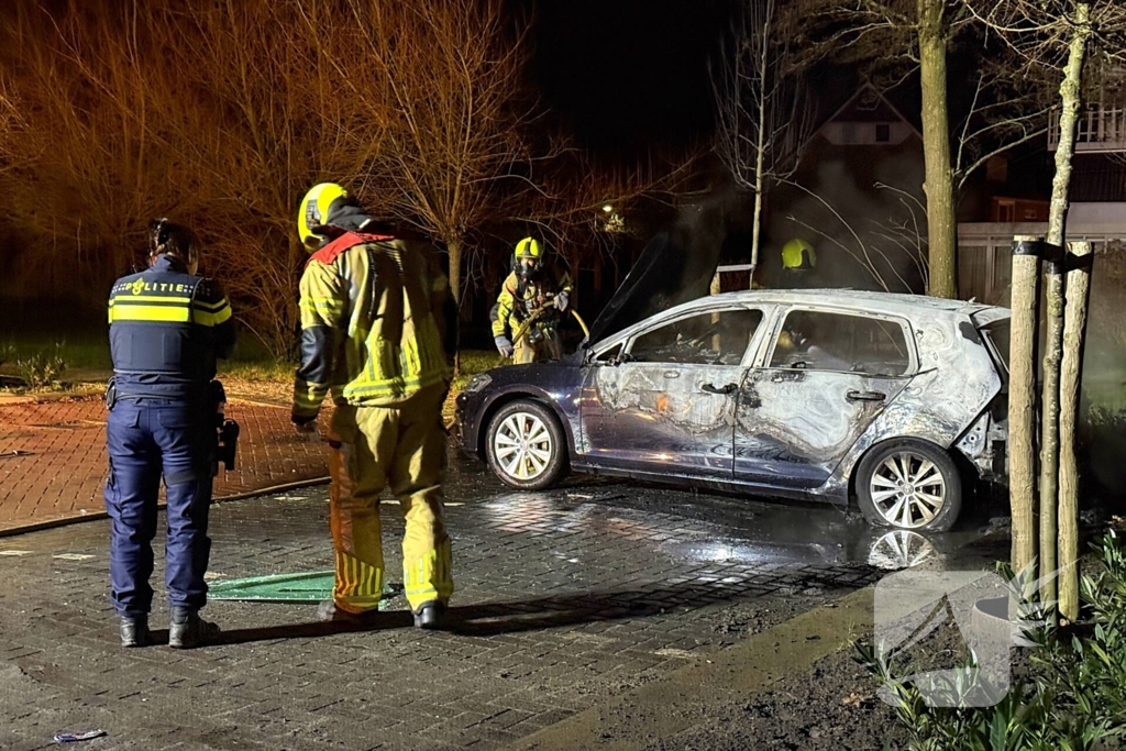 Auto volledig uitgebrand op parkeerplaats