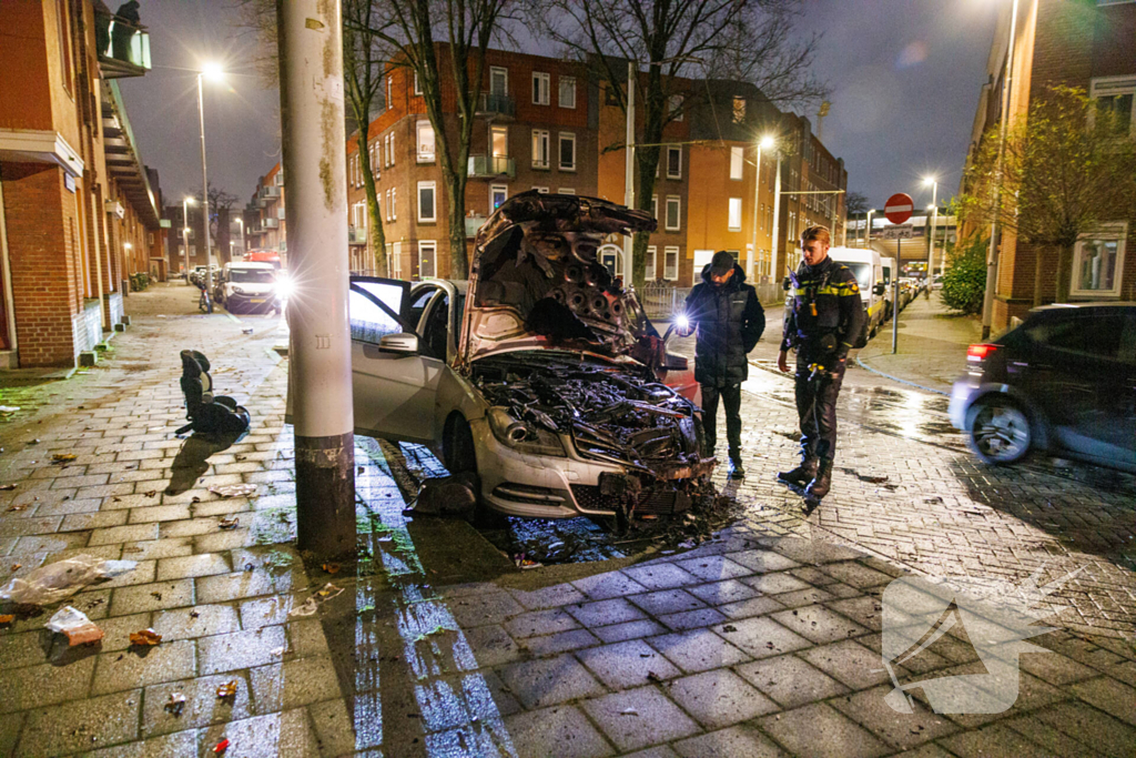 Eigenaar ziet auto in vlammen op gaan