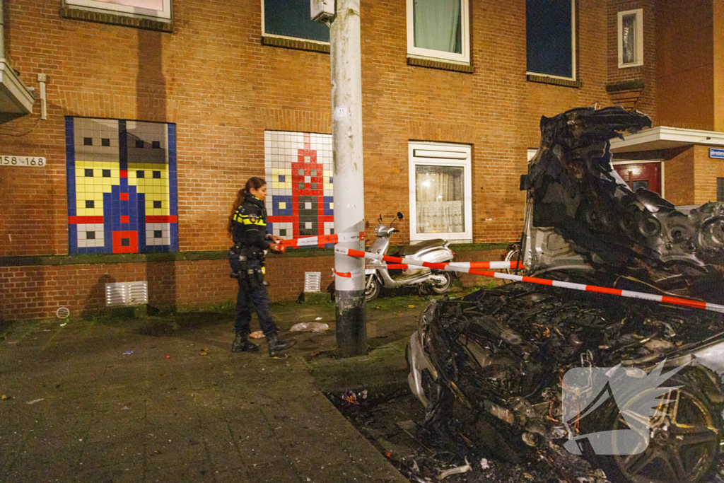 Eigenaar ziet auto in vlammen op gaan