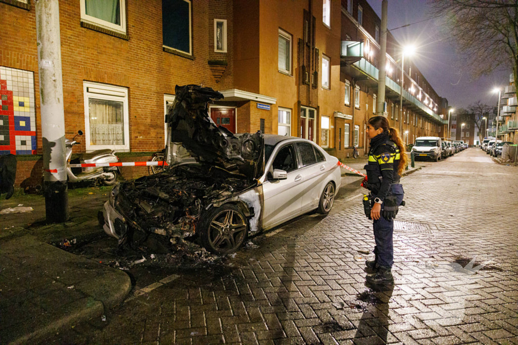 Eigenaar ziet auto in vlammen op gaan