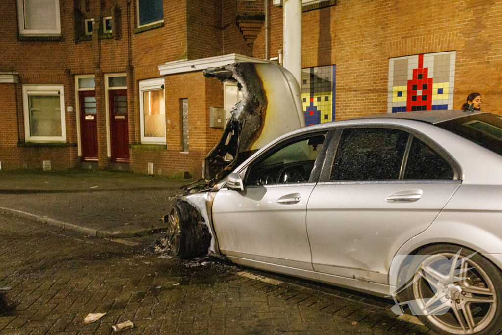 Eigenaar ziet auto in vlammen op gaan