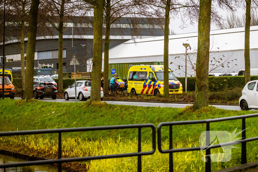 Omstanders helpen gewonde man op fietspad