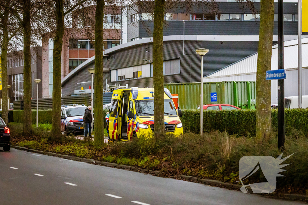 Omstanders helpen gewonde man op fietspad