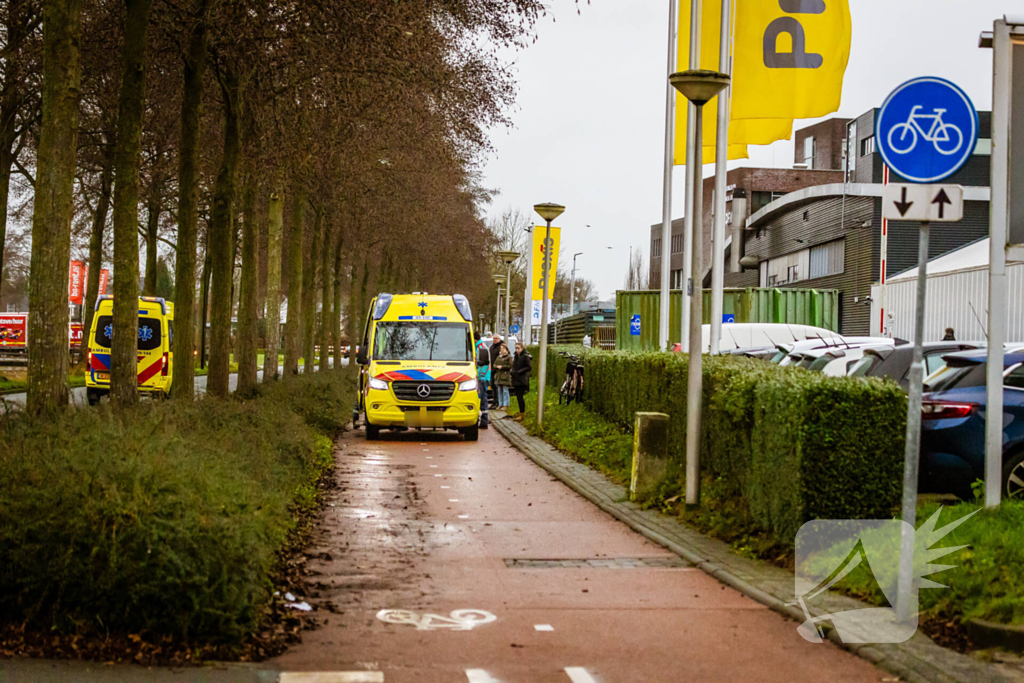 Omstanders helpen gewonde man op fietspad