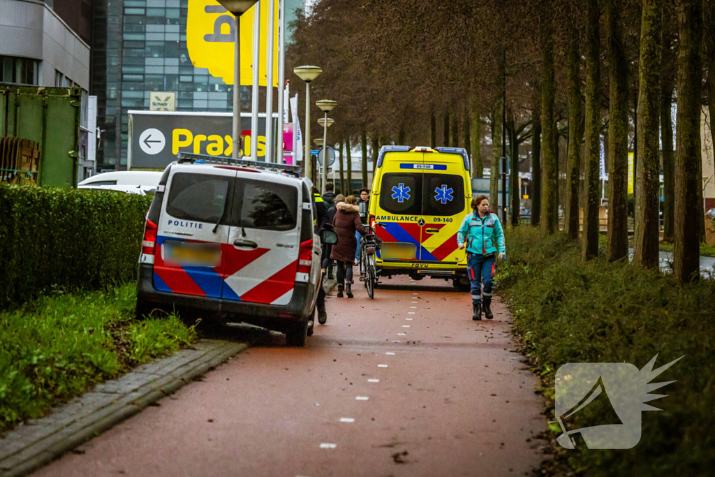 Omstanders helpen gewonde man op fietspad