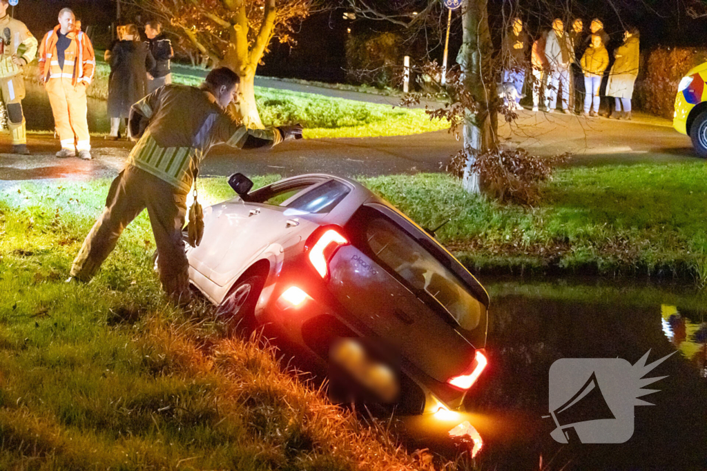 Beschonken automobilist raakt te water