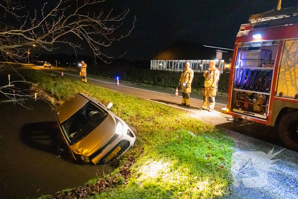 Beschonken automobilist raakt te water