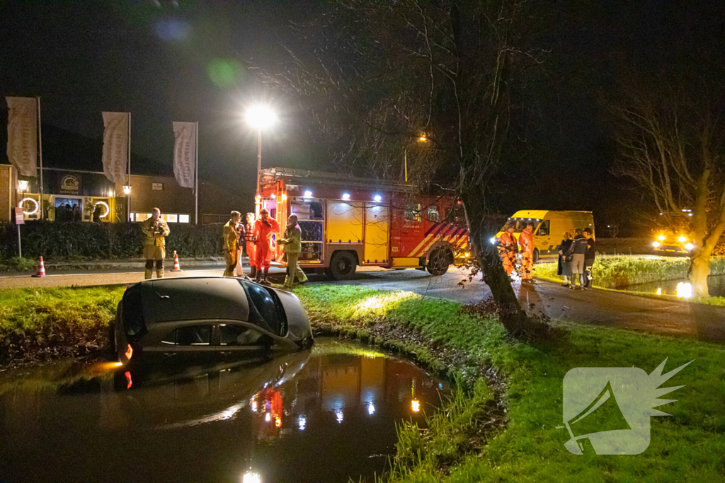 Beschonken automobilist raakt te water
