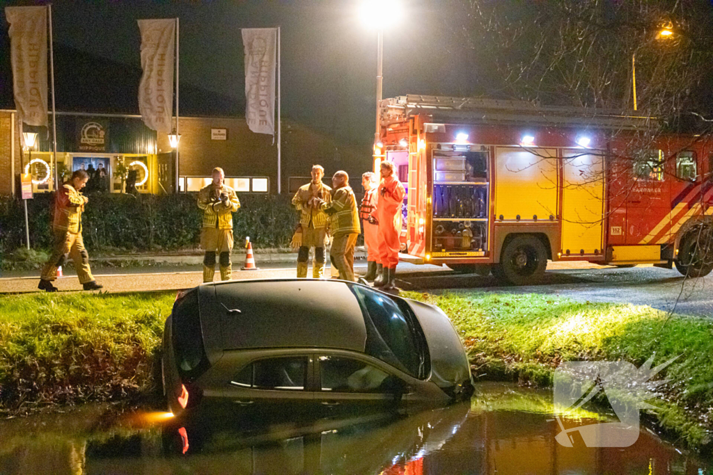 Beschonken automobilist raakt te water