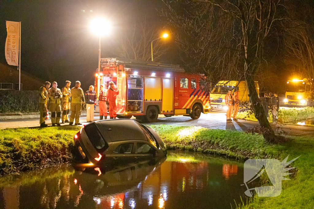 Beschonken automobilist raakt te water