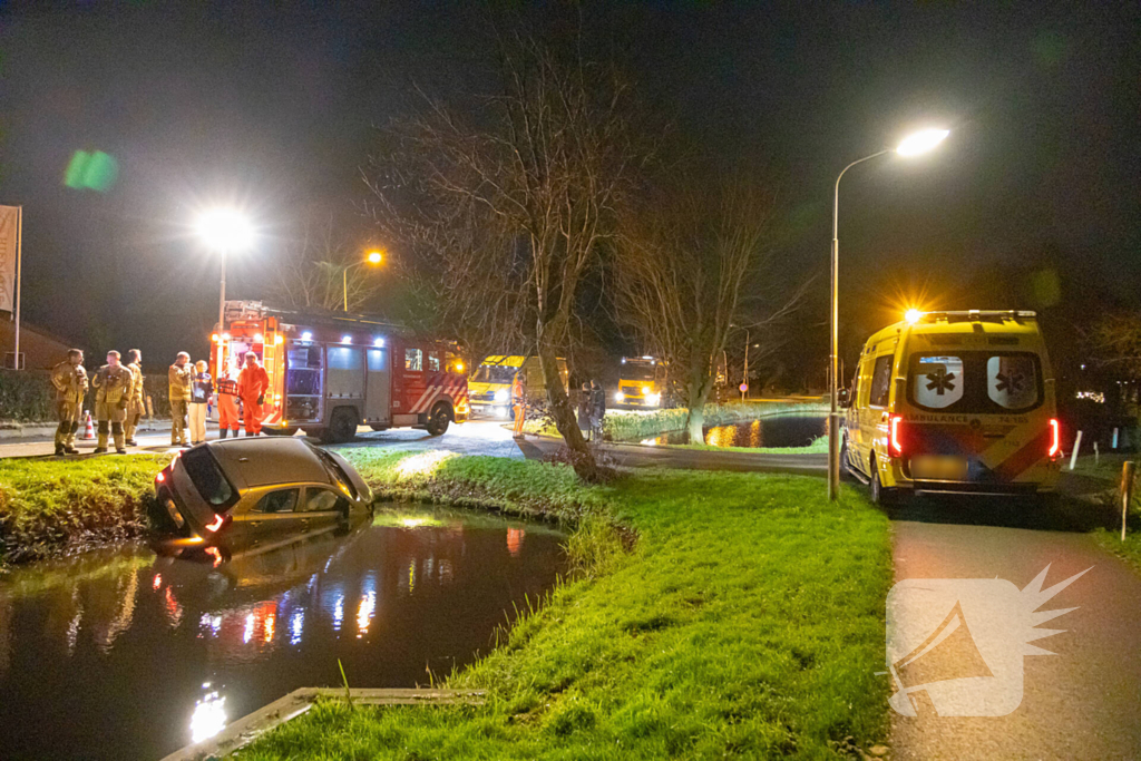 Beschonken automobilist raakt te water