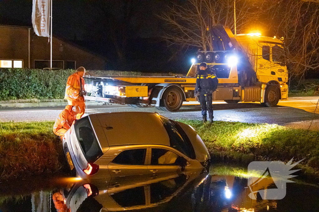 Beschonken automobilist raakt te water