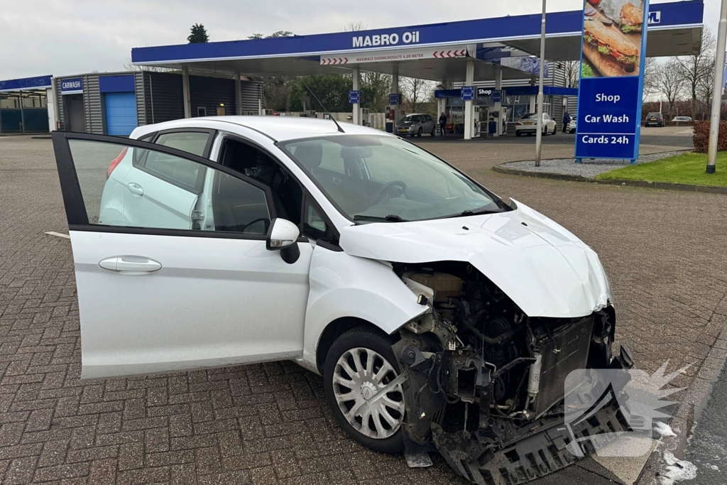 Forse schade bij botsing tussen personenauto en bestelauto