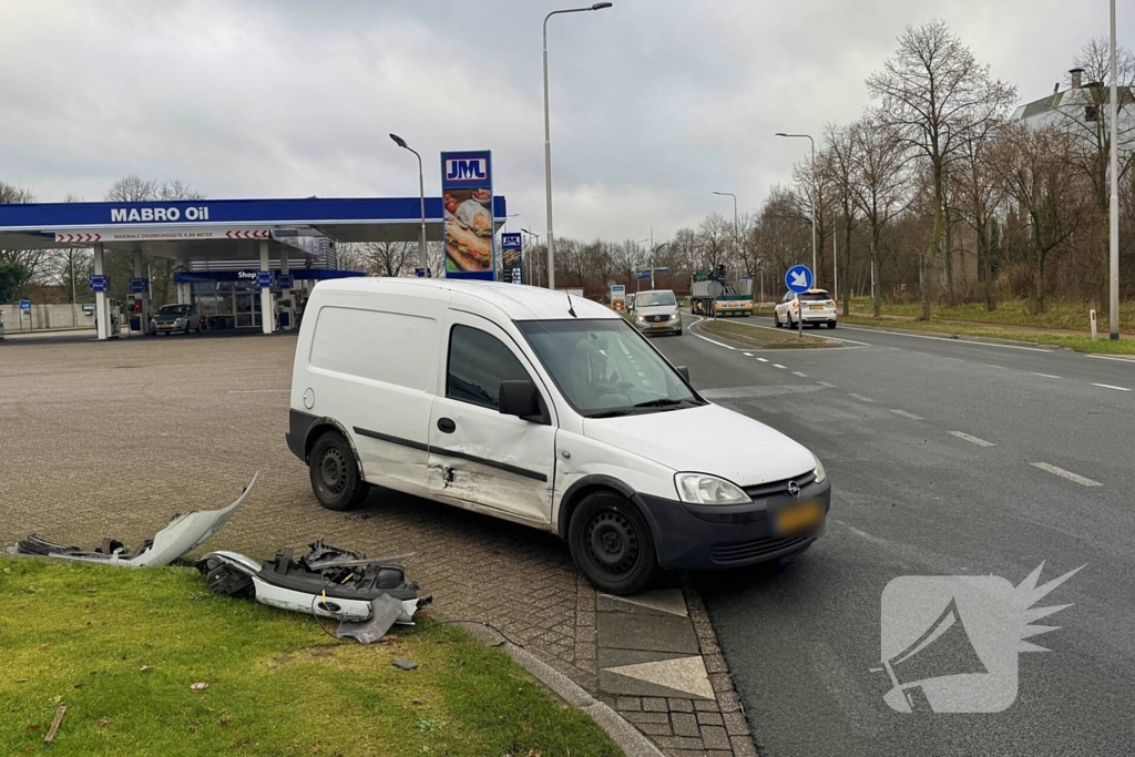 Forse schade bij botsing tussen personenauto en bestelauto