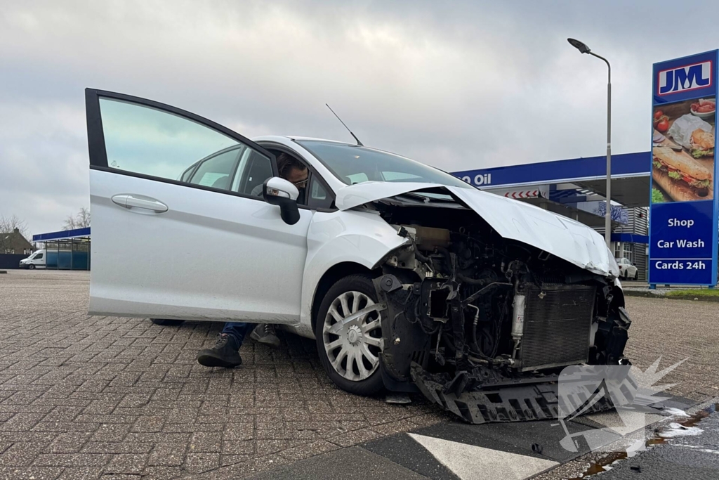 Forse schade bij botsing tussen personenauto en bestelauto
