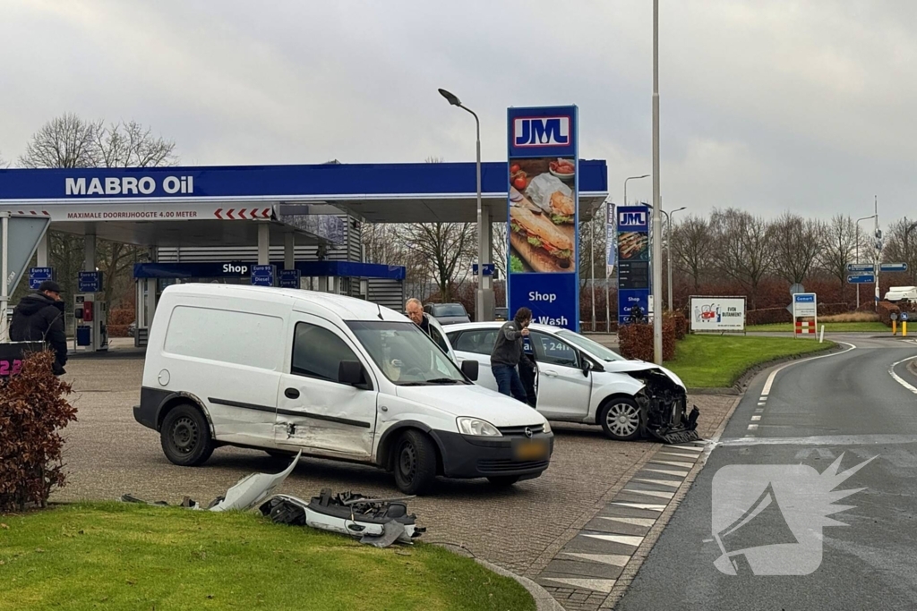 Forse schade bij botsing tussen personenauto en bestelauto