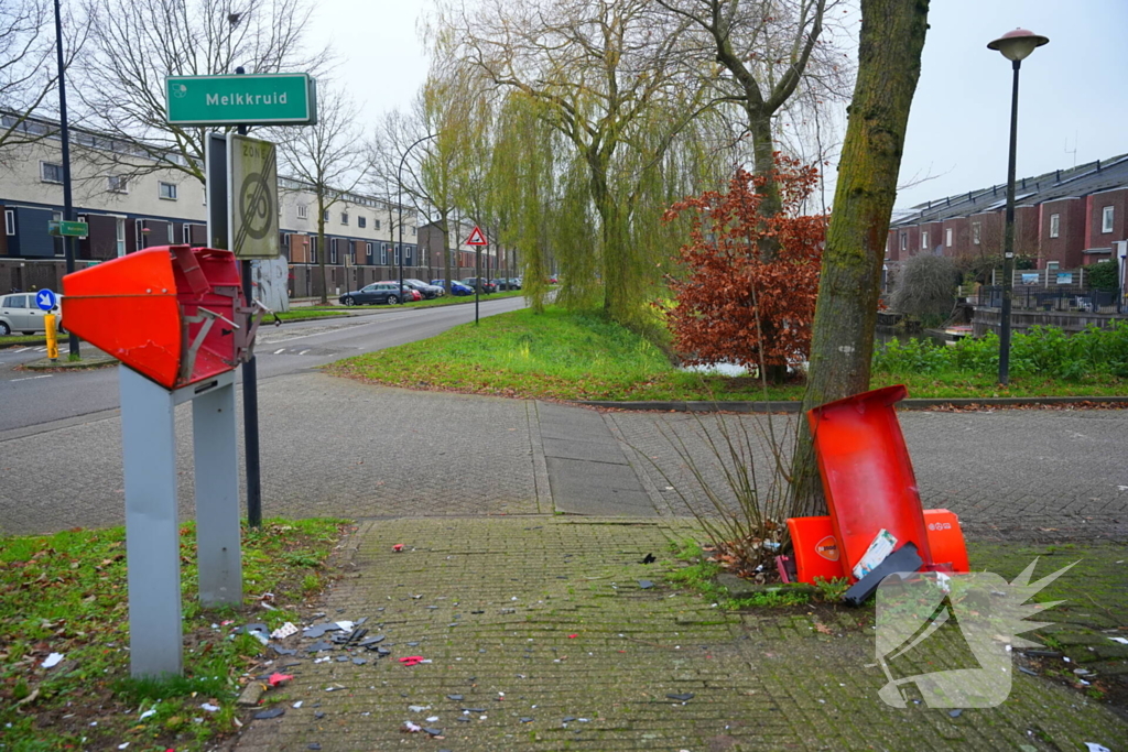 Postnl brievenbus opgeblazen, post ligt op straat